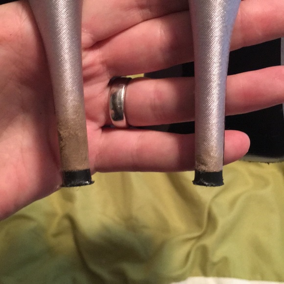 Adorable silver sling back heels - Picture 4 of 6